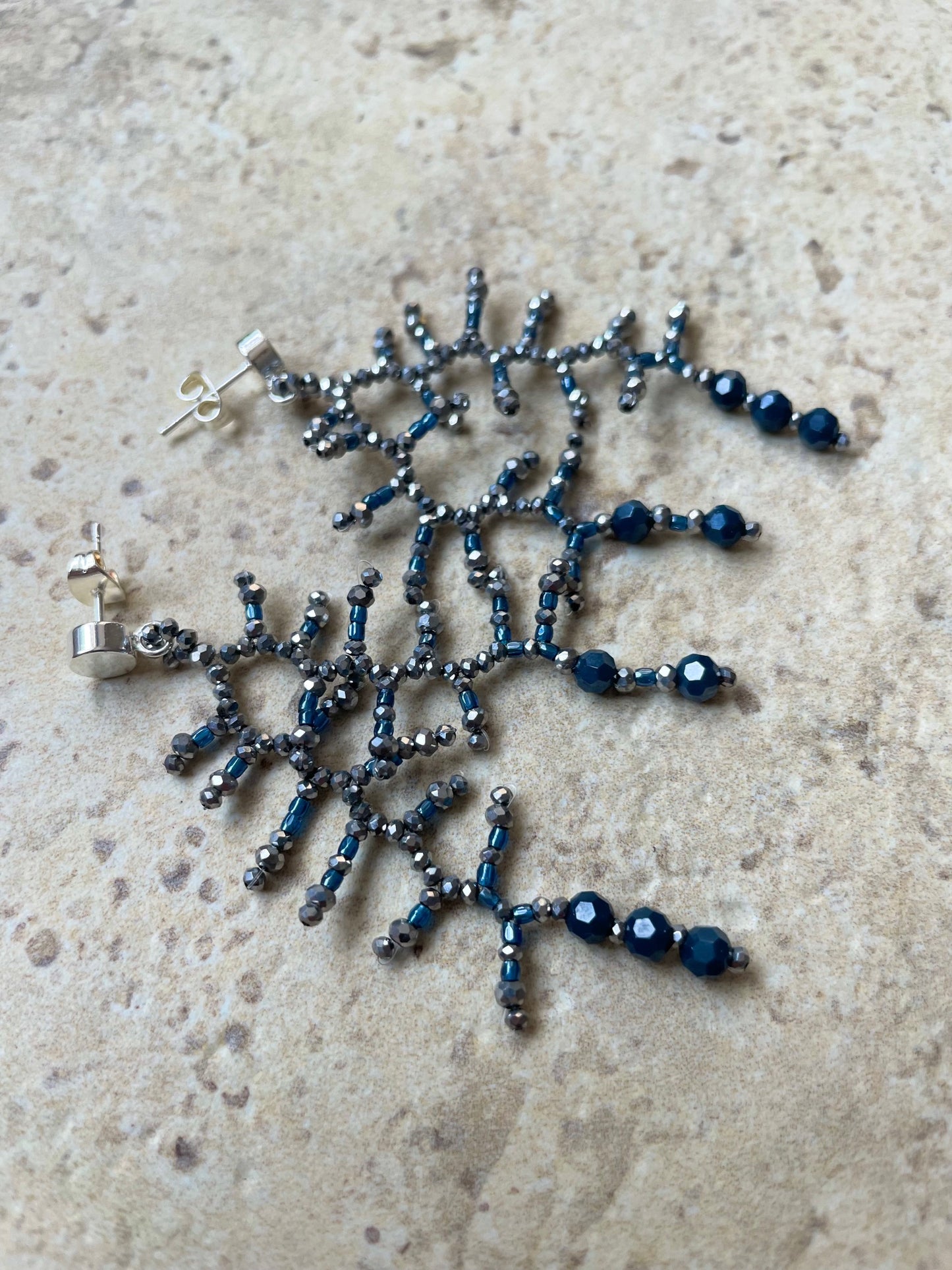 Silver facettiert with blue
