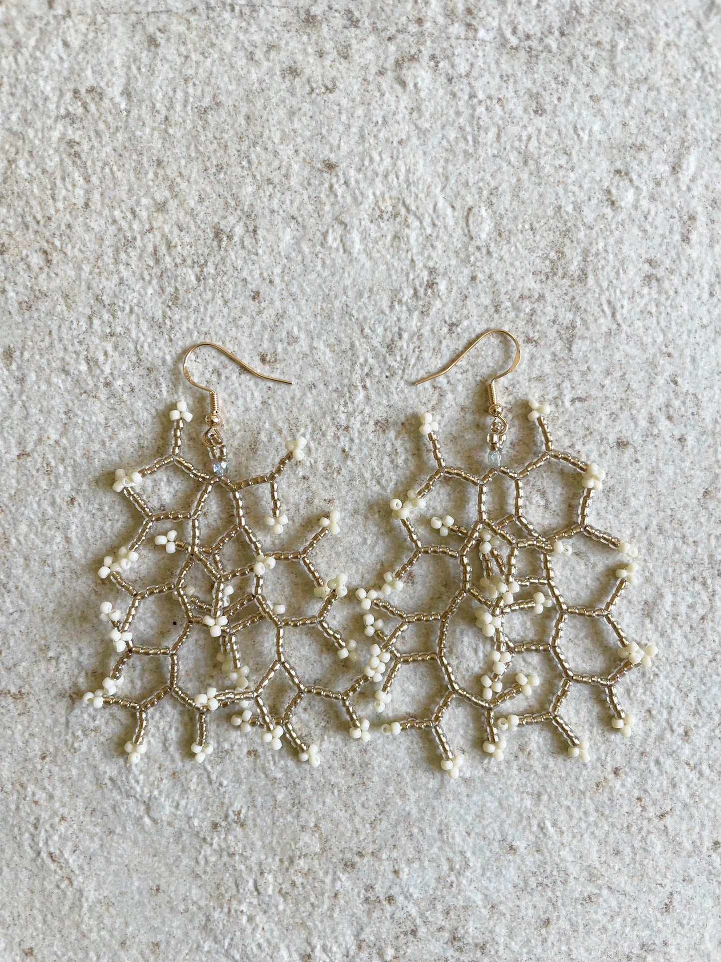 Glossy gold lined crystal