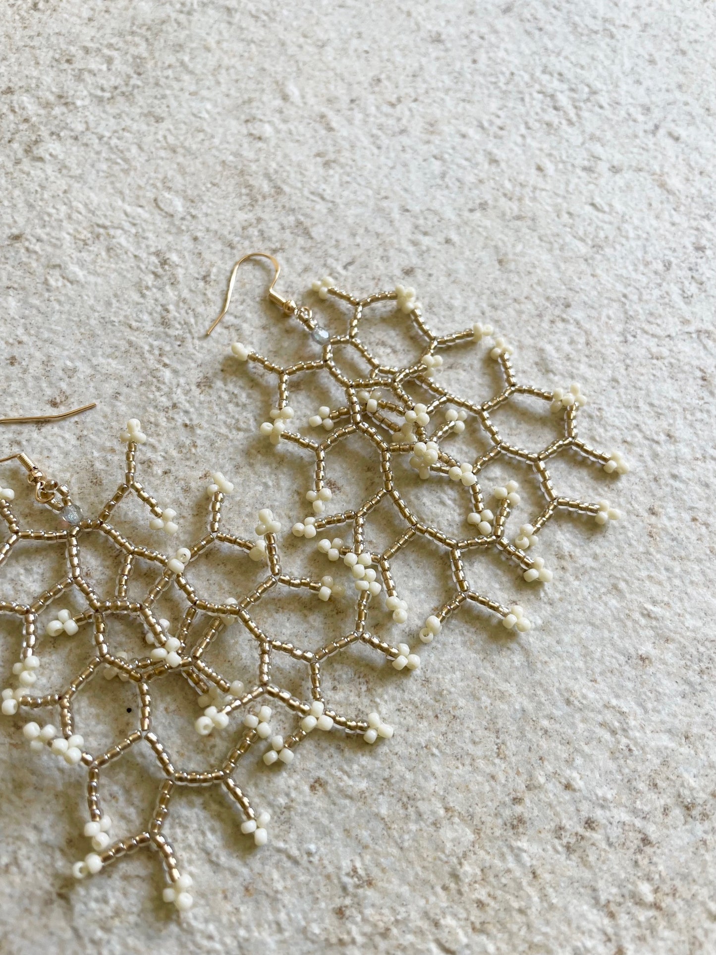 Glossy gold lined crystal