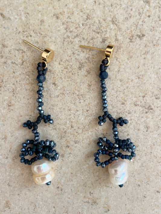 ALVA_Matte and facettiert marine blue, freshwater pearls