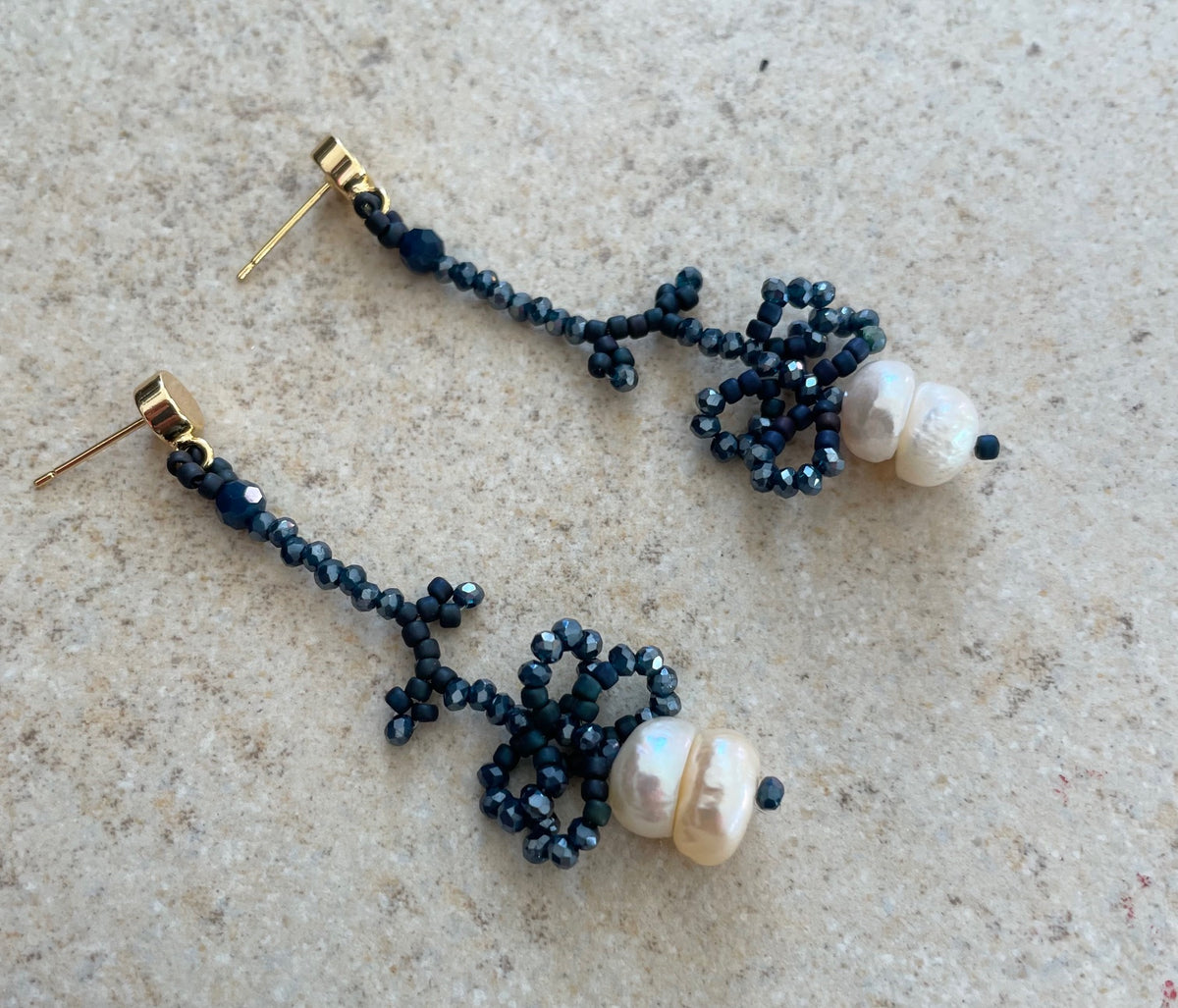 ALVA_Matte and facettiert marine blue, freshwater pearls