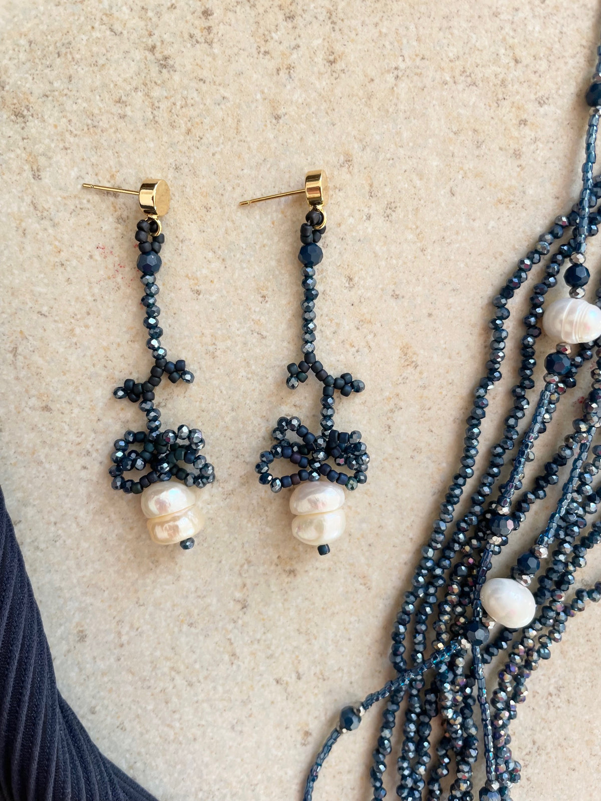 ALVA_Matte and facettiert marine blue, freshwater pearls