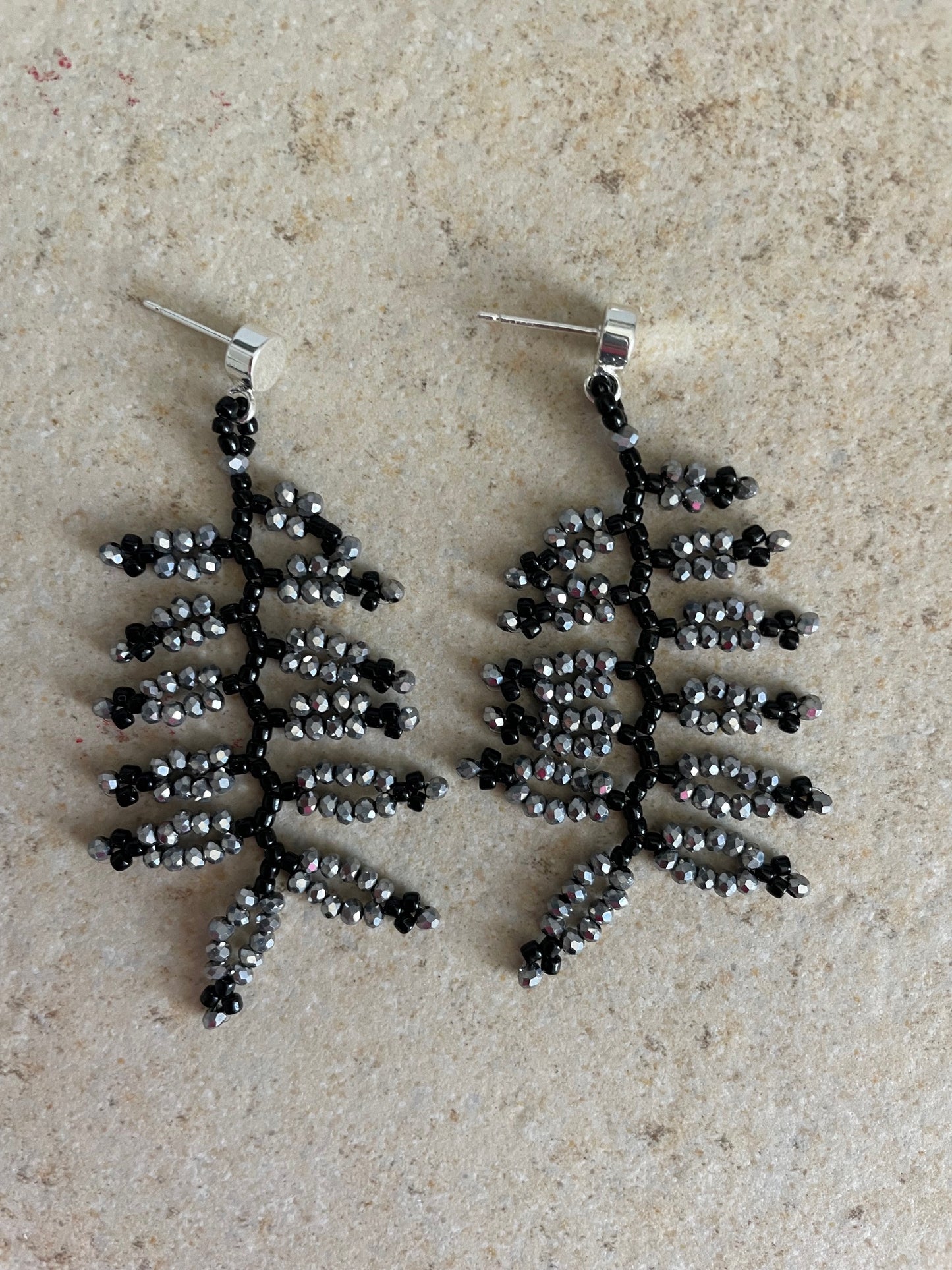 AVENA_black and silver