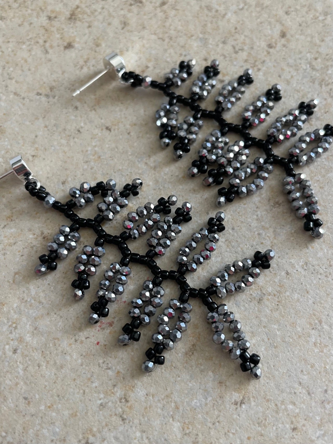 AVENA_black and silver