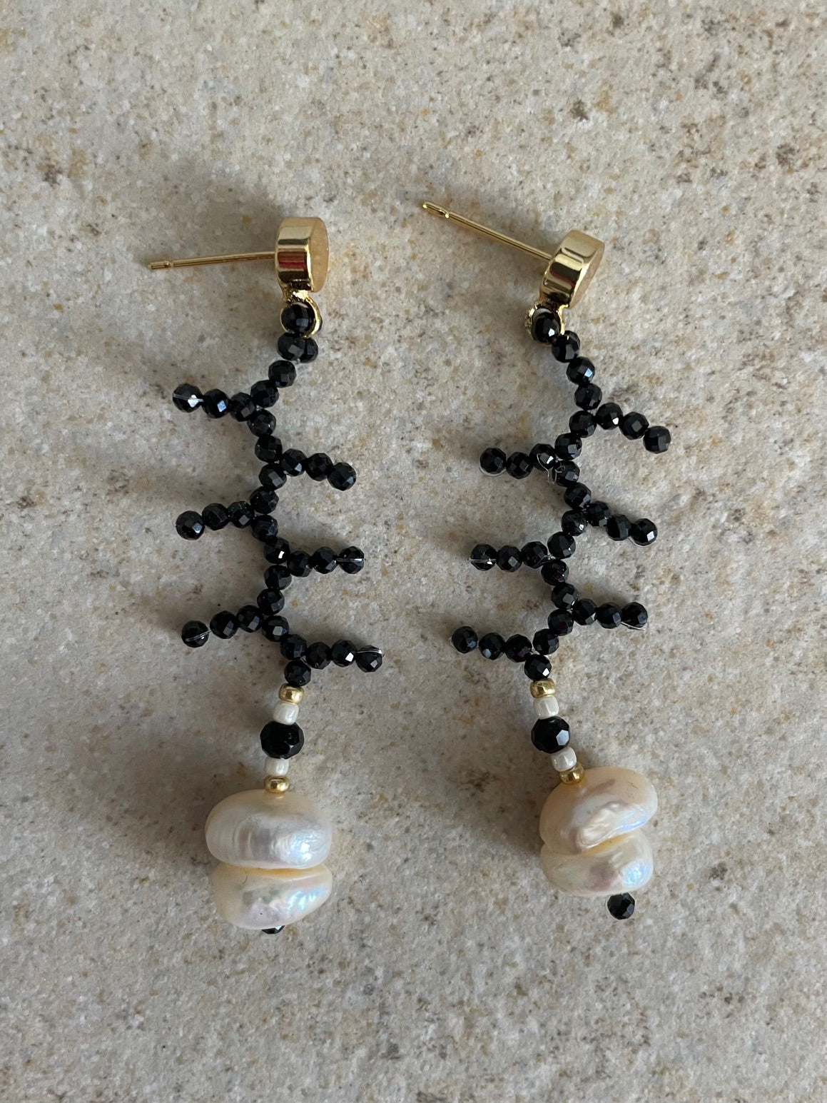 EILIN_Black spinell, gold and freshwater pearls