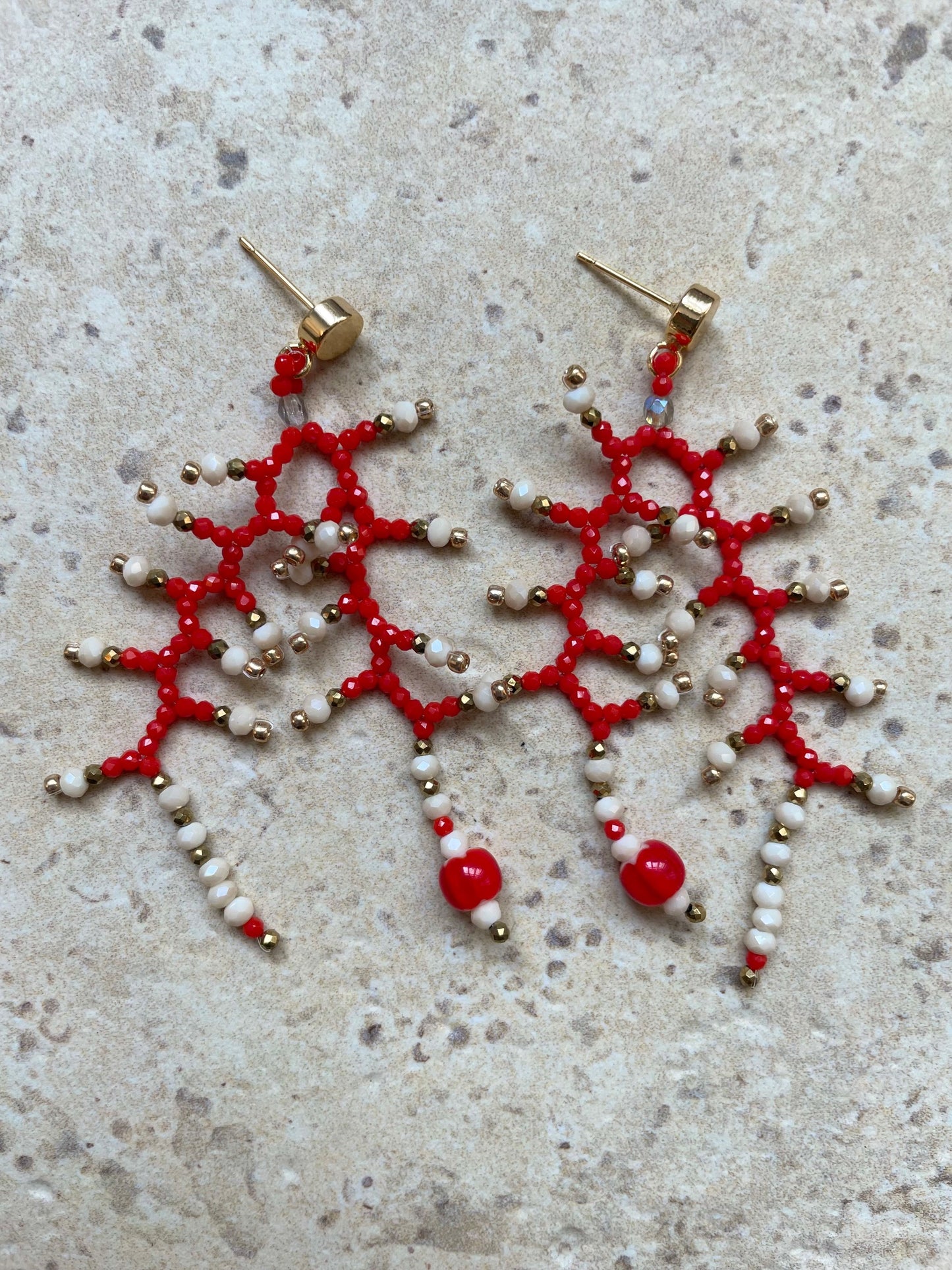 Glossy coral red facettiert