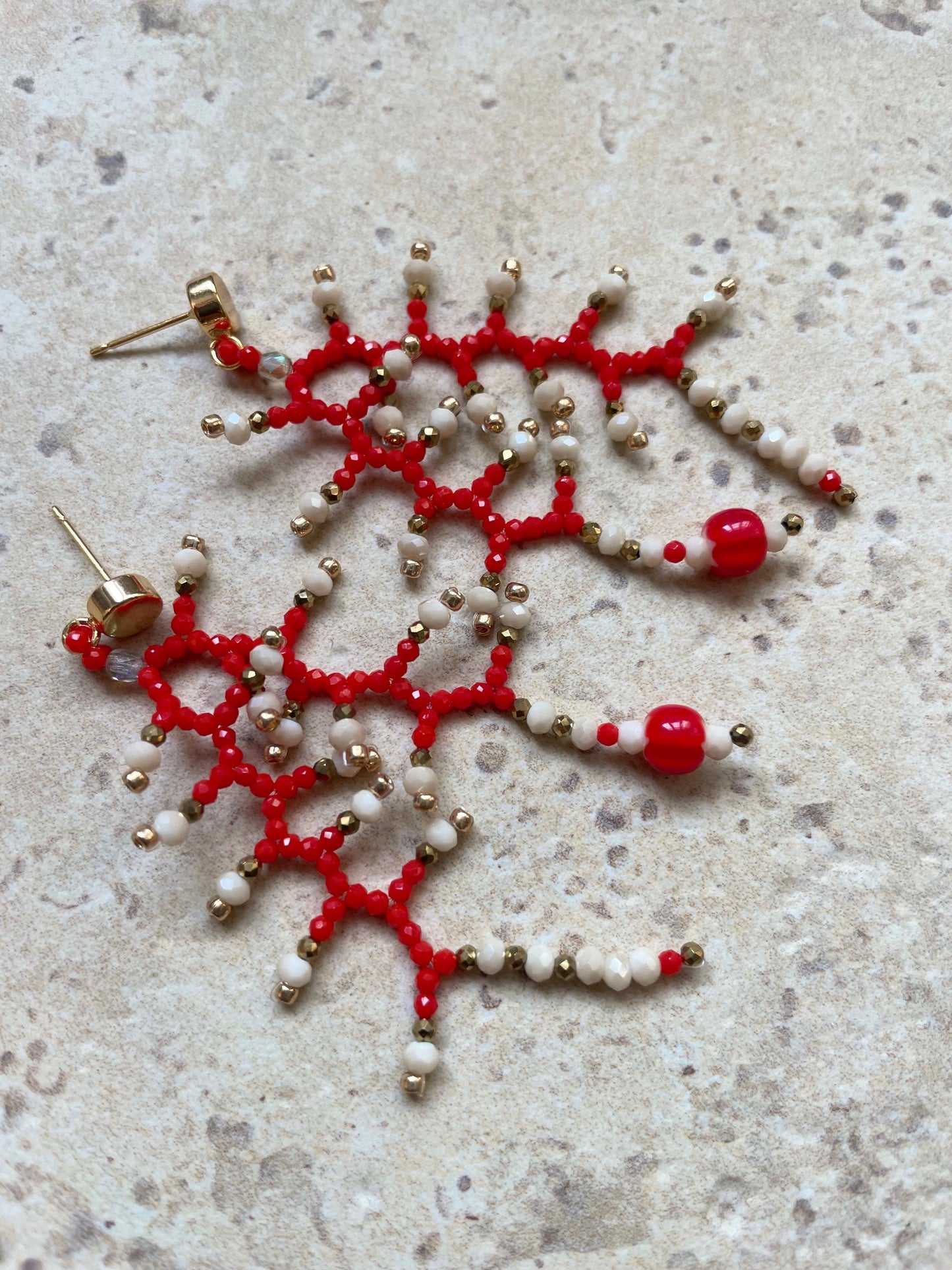 Glossy coral red facettiert