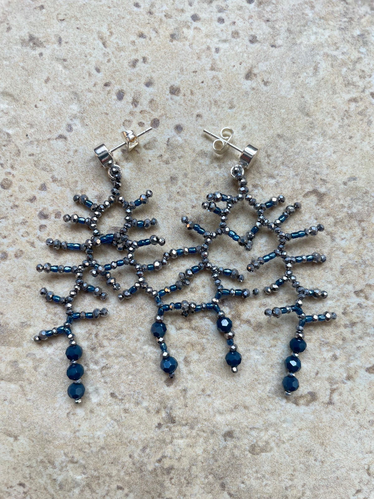 Silver facettiert with blue